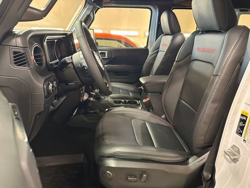 Used 2025 Jeep Wrangler Unlimited Rubicon w/ Convenience Group AWD/4WD image 13