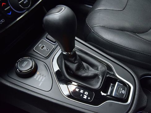 Used 2019 Jeep Cherokee Limited AWD/4WD image 22
