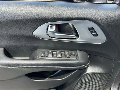 Used 2021 Chrysler Pacifica Touring-L w/ Uconnect Theater Family Group AWD/4WD image 9