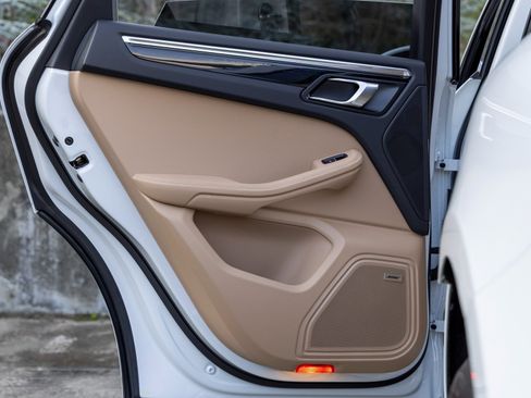 Certified 2025 Porsche Macan image 38