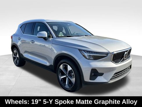 Used 2023 Volvo XC40 B5 Plus image 7