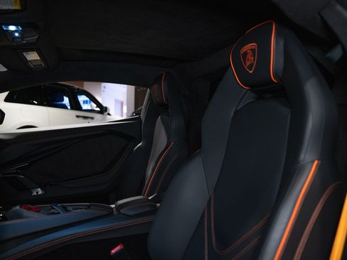Used 2024 Lamborghini Revuelto AWD/4WD image 13
