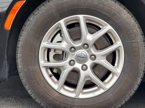 Used 2023 Chrysler Pacifica Touring-L image 9