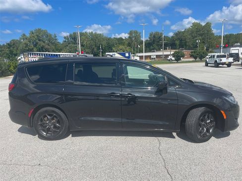 Used 2019 Chrysler Pacifica Touring-L Plus image 2