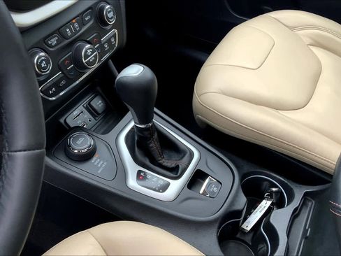 Used 2017 Jeep Cherokee Limited image 16