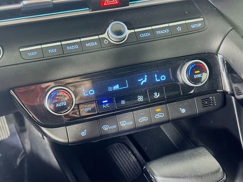 Used 2024 Hyundai Elantra SEL w/ Convenience Package image 26