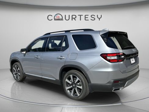 Certified 2025 Honda Pilot Touring image 4