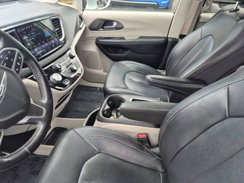 Used 2022 Chrysler Pacifica Touring-L FWD image 12