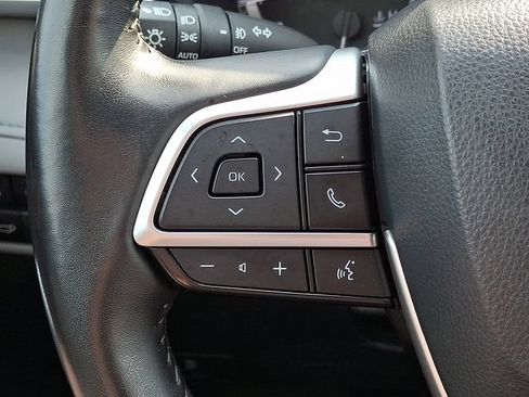 Used 2023 Toyota Highlander LE AWD/4WD image 21