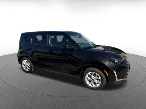 Used 2025 Kia Soul LX w/ LX Technology Package FWD image 2