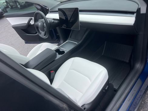 Used 2022 Tesla Model Y Long Range AWD/4WD image 19