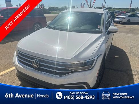 Used 2024 Volkswagen Tiguan SE FWD image 1