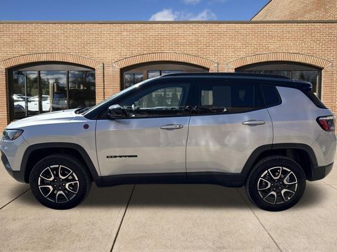 Used 2025 Jeep Compass Trailhawk AWD/4WD image 7