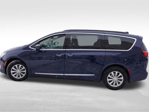 Certified 2017 Chrysler Pacifica Touring-L image 9