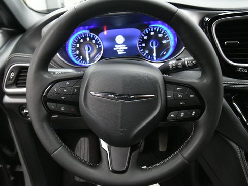 Used 2025 Chrysler Pacifica Limited FWD image 13
