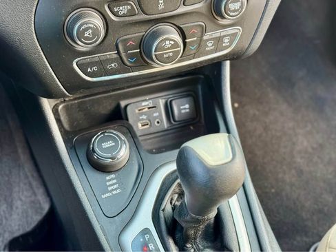 Used 2015 Jeep Cherokee Latitude w/ Comfort/Convenience Group image 11