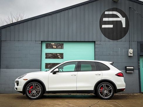 Used 2013 Porsche Cayenne Turbo image 3