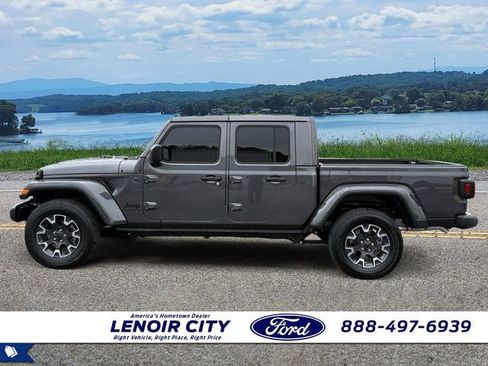 Used 2025 Jeep Gladiator Sport w/ Premium Package image 6