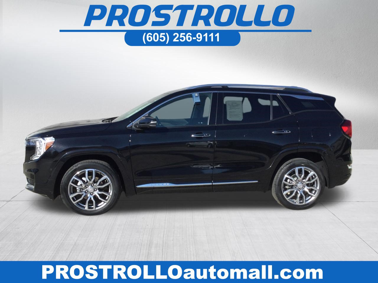 Used 2024 GMC Terrain Denali w/ Denali Premium Package AWD/4WD image 1