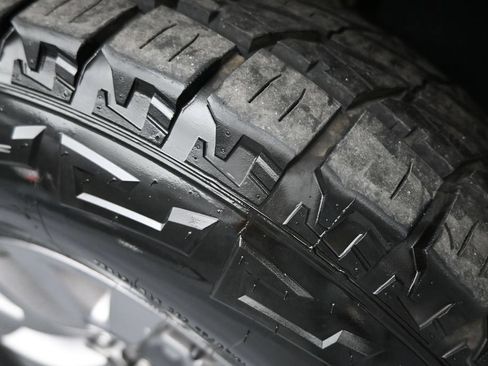 Used 2019 Toyota Tacoma SR5 AWD/4WD image 27
