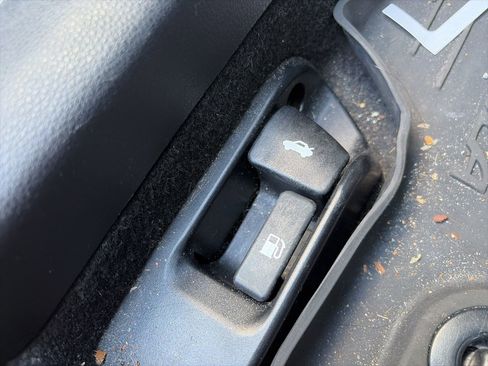 Used 2021 Toyota Corolla SE w/ SE Premium Package image 16