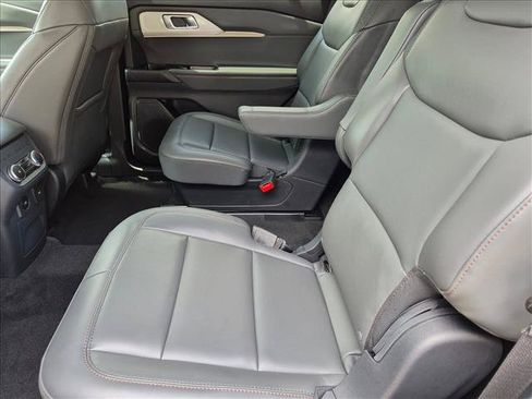 Used 2025 Ford Explorer Active w/ Active Comfort Package RWD image 18