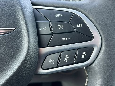 Used 2023 Chrysler Pacifica Touring-L FWD image 22