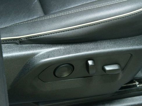 Used 2023 GMC Yukon XL SLT w/ SLT Luxury Package image 13