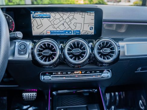 Used 2024 Mercedes-Benz GLB 250 image 11