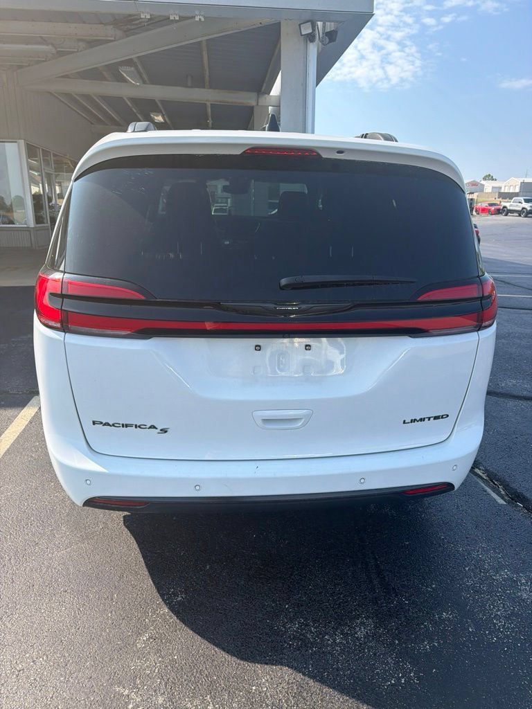 Used 2025 Chrysler Pacifica Limited FWD image 3