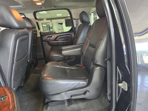 Used 2011 Cadillac Escalade ESV Luxury image 13