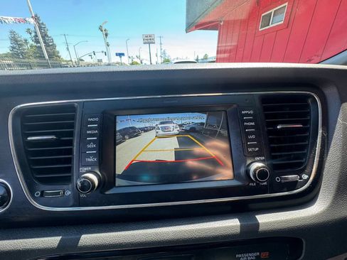 Used 2017 Kia Sedona LX w/ LX Essentials Premium Package FWD image 13