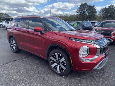 Used 2025 Mitsubishi Outlander AWD image 3