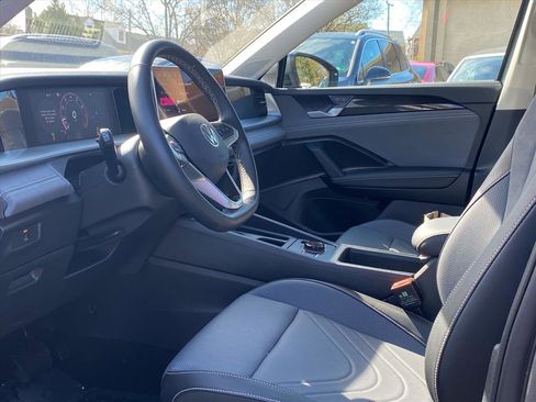 Used 2025 Volkswagen Tiguan SE image 12