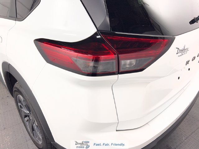 Used 2025 Nissan Rogue SV AWD/4WD image 12