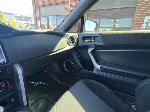 Used 2017 Toyota 86 RWD image 28