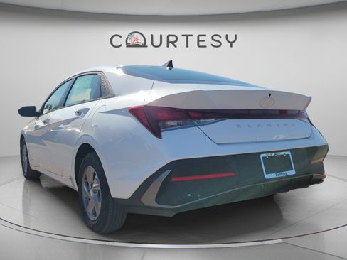 Used 2026 Hyundai Elantra SE FWD image 2