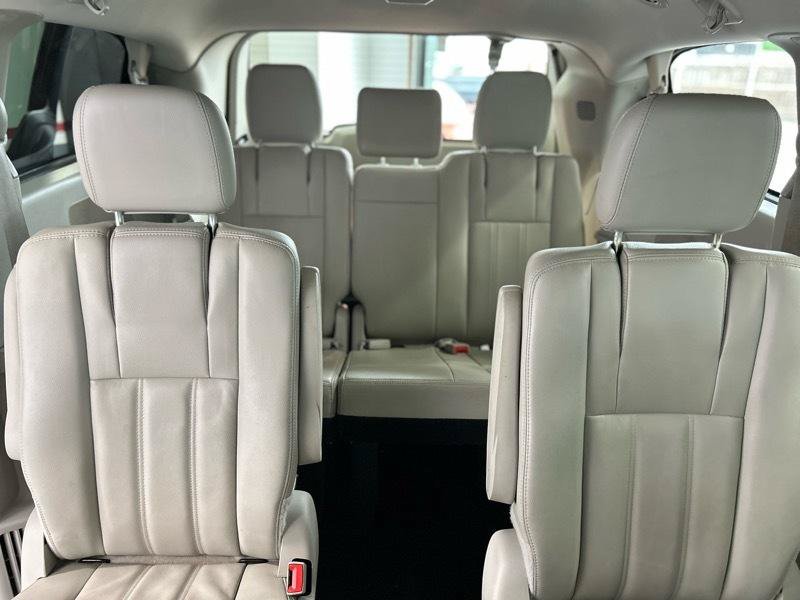 Used 2013 Chrysler Town & Country Touring FWD image 23