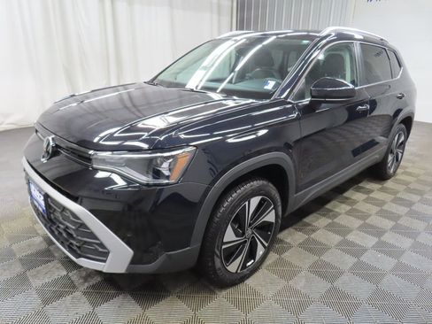 Used 2025 Volkswagen Taos SE AWD/4WD image 7
