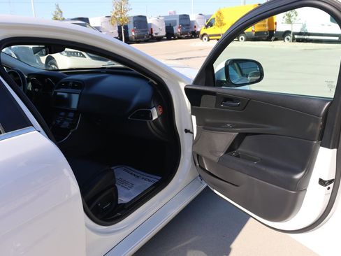 Used 2019 Jaguar XE Premium image 13