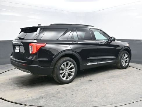 Used 2022 Ford Explorer XLT w/ Equipment Group 202A image 7