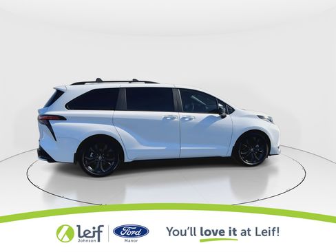 Used 2025 Toyota Sienna XSE image 9