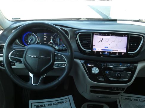 Used 2023 Chrysler Pacifica Touring-L FWD image 13
