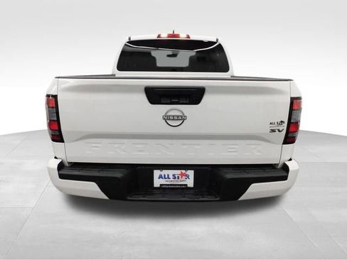 Used 2024 Nissan Frontier SV image 9