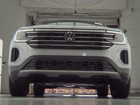 Used 2025 Volkswagen Atlas SE image 3