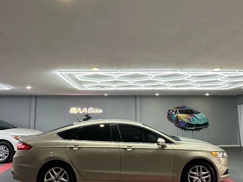 Used 2016 Ford Fusion SE image 8