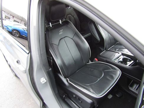 Used 2025 Chrysler Pacifica Limited image 30