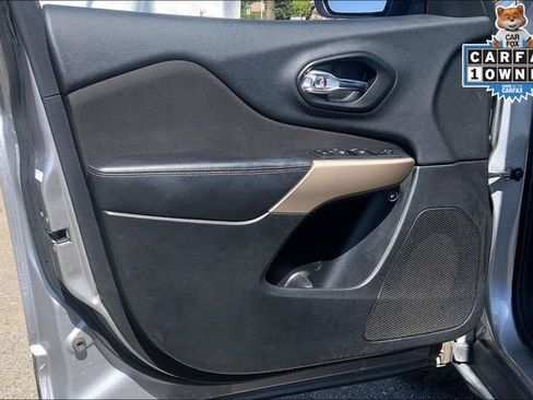 Used 2018 Jeep Cherokee Latitude w/ Altitude Package FWD image 20