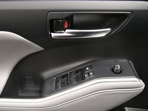 Certified 2023 Toyota Highlander XLE image 11