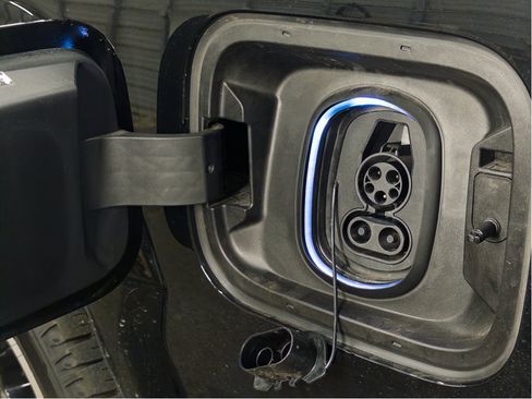 Used 2025 Chevrolet Silverado EV RST AWD/4WD image 5